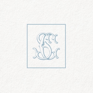 Könnte beinhalten: Ein hellblaues Monogramm mit den Buchstaben "S" und "C", die in einem quadratischen Rahmen miteinander verschlungen sind.