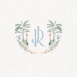 Pode incluir: Um monograma azul claro com as letras "JR" rodeado por uma coroa de folhas verdes, flores brancas e borboletas azuis.
