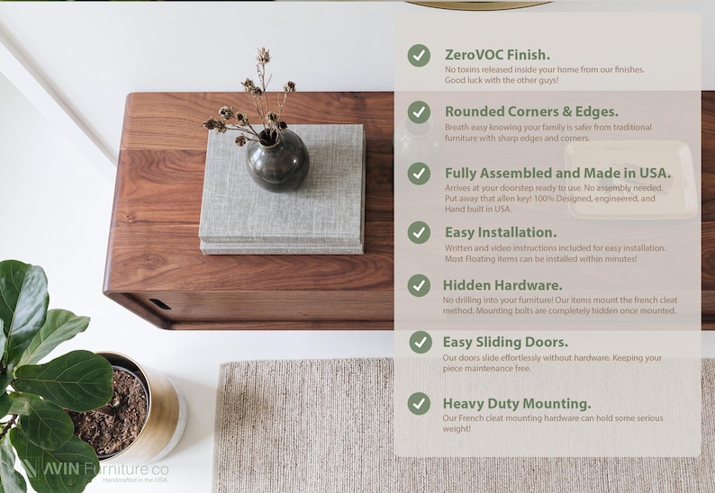 K&ouml;nnte beinhalten: Ein rechteckiges Medienm&ouml;bel aus Holz mit Schiebet&uuml;ren, darauf ein mit grauem Stoff bezogenes Buch und eine dunkle Vase mit getrockneten Stielen. Der Text listet Merkmale auf: ZeroVOC Finish, Rounded Corners & Edges, Fully Assembled, Easy Installation, Hidden Hardware, Easy Sliding Doors und Heavy Duty Mounting.