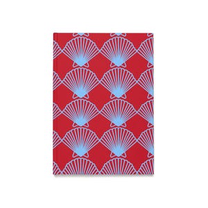Caderno A5 com estampa de conchas azuis | Capa dura, fundo vermelho