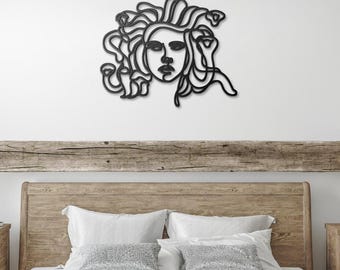 Arte mural feminista en metal inspirado en Medusa, de la mitología griega.