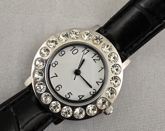 Avon Damen-Quarzuhr Gemme Lünette mit schwarzem Kunstleder-Armband und silberfarbenem Gehäuse