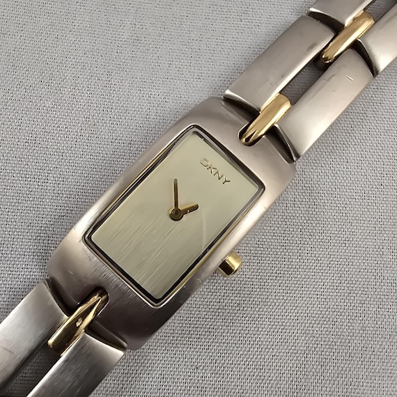 Orologio al quarzo rettangolare bicolore oro-argento da donna DKNY