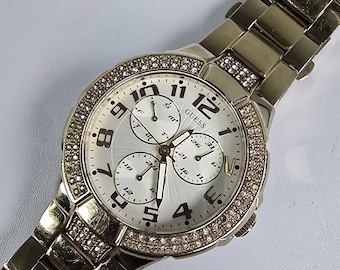 Guess Damen Gold Chronograph Uhr Crystal Lünette Weißes Zifferblatt Japanischer Quarz I16540L1