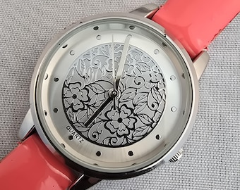 Avon Damen Silber Armbanduhr Rosa Lederarmband Floral Ziffernblatt Quartz 30 mm QR5BQ7