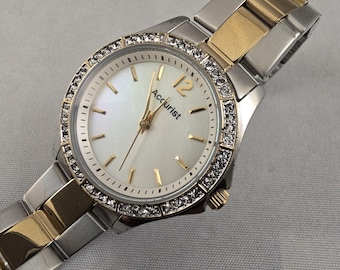 Damenuhr mit goldenem Armband, Perlmutt-Zifferblatt und japanischem Quarz