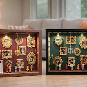 Puede incluir: Dos exhibidores de cajas de sombra con fotos en miniatura enmarcadas. Uno tiene un marco de madera oscura y un fondo burdeos, el otro tiene un marco negro y un fondo verde. Ambos tienen pequeñas figuras en la parte inferior y están iluminados con pequeñas luces.