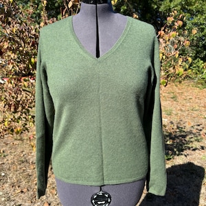 Y2K Charta Club Zweilagiger Kaschmirpullover, klassischer grün melierter Pullover mit V-Ausschnitt, Grundausstattung! Größe L -NW