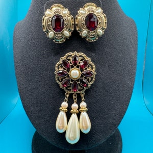 Pendientes con clip y broche de estilo victoriano de la década de 1980, de 1928 Jewelry Co., con cristales de color rojo rubí y perlas de imitación en tono dorado. Nuevos en su tipo. Fabricados en EE. UU.