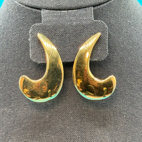 Vintage 1980's Monet Sculpture Gold Tone Earrings… - image 1