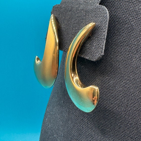 Vintage 1980's Monet Sculpture Gold Tone Earrings… - image 3