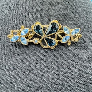 Vintage 1970&#39;s 1928 Jewelry Co. Victorian Gold Tone with Blue Crystals Floral Brooch Pin - NWT - Made in USA