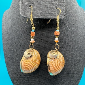 Vintage 1970&#39;s Beautiful Snail Shell Beaded Dangle Earrings - NWT