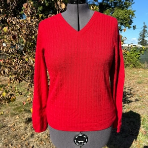 Y2K Charta Club Zweilagiger Kaschmir-Kabelpullover, Klassischer Roter Pullover mit V-Ausschnitt, ideal für die Weihnachtszeit und eine Grundausstattung! Grösse L