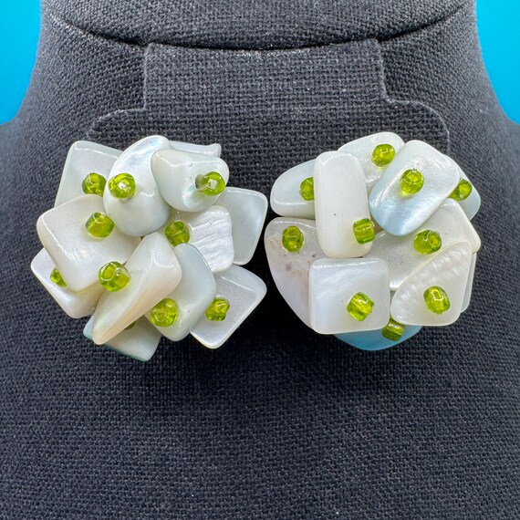 Boucles D'oreilles Clips Nacrées Années 1950 - Style Orientalisant, Parfait état