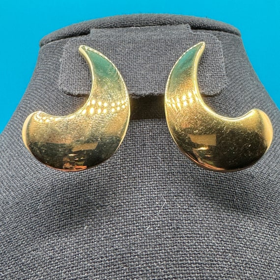 Vintage 1980's Monet Sculpture Gold Tone Earrings… - image 4