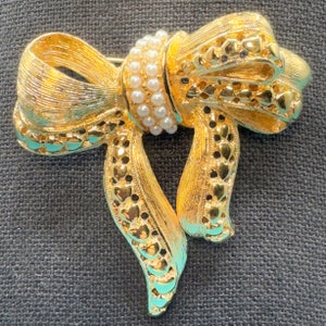 Vintage Gold Tone Bow Brooch Pin with Pearl and Heart Details - Excellent Condition!