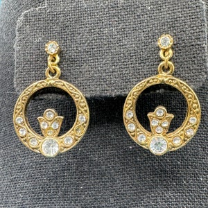 Vintage 1970&#39;s 1928 Jewelry Co. Pendientes colgantes de tono dorado y cristal, círculo con detalle floral - NWT - Hecho en EE.UU.