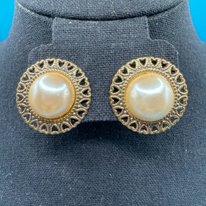 Vintage 1980&#39;s 1928 Jewelry Co Gold Tone Filagree Hearts and Faux Pearl Cabochon Post Earrings - NWT - Made in USA!