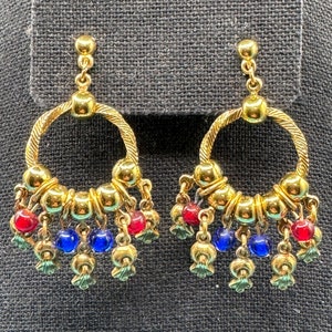 Pendientes de aro de oro falso de 1980 con cuentas rojas, cuentas azules, cuentas de oro y encantos de oro BOHO - NWT - Hecho en EE.UU.
