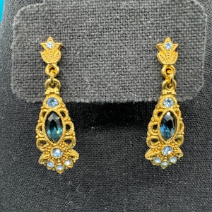 Vintage 1980&#39;s 1928 Jewelry Co. Goldfarbene viktorianische Teardrop-Ohrringe mit blauen Kristallen - Neu mit Etikett - Made in USA
