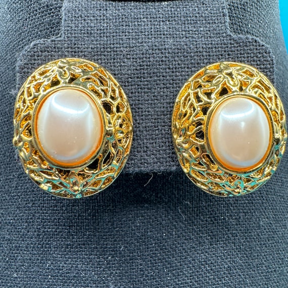 Vintage 1980's Marvella Faux Pearl and Gold Filag… - image 1