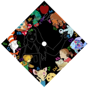 Puede incluir: Un fondo negro en forma de diamante con letras de colores del alfabeto e ilustraciones de personajes de libros infantiles. Las letras están en un arcoíris de colores y los personajes incluyen El Gato en el Sombrero, La Oruga Muy Hambrienta y Clifford el Gran Perro Rojo.