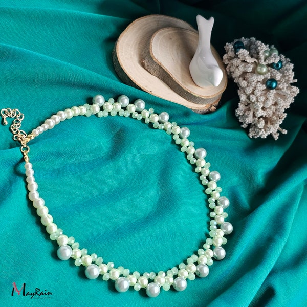 Bellissima collana fatta di perle lucenti e perline verdi vibranti, cristallo di vetro, regalo per lei, collana di dichiarazione, gioielli