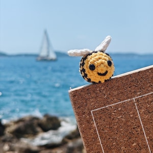 Bumblebee crochet bookmark | Amigurumi bookmark