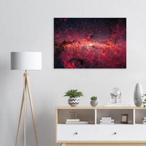 Könnte beinhalten: Ein leuchtender roter und schwarzer Nebel mit einem hellen weißen Zentrum, eine kosmische Landschaft aus Sternen und Gaswolken.