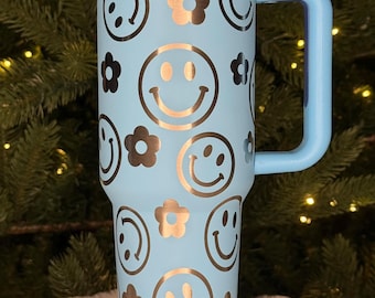 Bicchiere con faccina sorridente: design floreale retrò, vibrazioni positive.