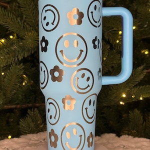 Smiley Face Tumbler: Retro Flower Design, Positive Vibes
