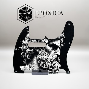 Peut inclure: Pickguard de guitare noir avec une illustration détaillée en noir et blanc d'un visage d'homme barbu. Le pickguard a une forme unique avec des trous de vis. La marque "EPOXICA Guitars" est affichée au-dessus.