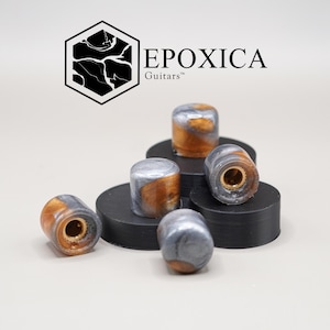 Aureum Forge Knobs – gałki sterujące do gitary z żywicy w kolorze złotym i metalicznym szarym
