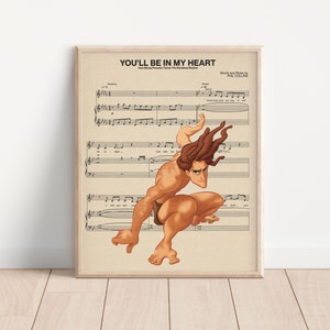 Może przedstawiać: Druk nut muzycznych w stylu vintage z piosenką "You'll Be In My Heart" z filmu Disneya Tarzan. Nuty są ilustrowane kreskówkowym obrazkiem Tarzana w dżungli.