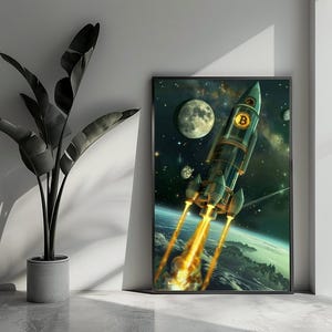 Può includere: Una stampa artistica da parete incorniciata che raffigura un razzo verde scuro che decolla nello spazio. Il razzo presenta un prominente simbolo Bitcoin dorato sul fianco. Lo sfondo mostra una luna dettagliata, stelle e un pianeta.