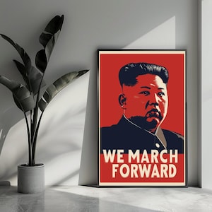 Può includere: Un poster rosso e blu con un ritratto di un uomo con un'espressione seria. Il poster ha il testo "WE MARCH FORWARD" in lettere bianche.