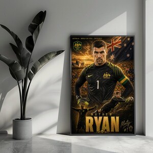 Peut inclure: Une affiche rectangulaire présentant un portrait du gardien de but Mathew Ryan portant un maillot noir et jaune avec le numéro 1. Le design inclut le drapeau australien, l'opéra de Sydney et le texte Mathew Ryan, Maty #1.