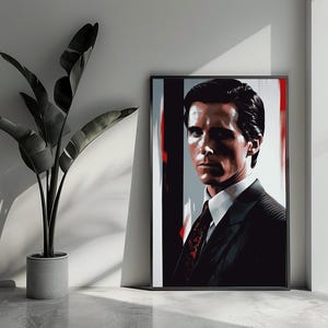 Könnte beinhalten: Ein Schwarzweißporträt eines Mannes im Anzug mit einer rot-weißen Krawatte. Der Hintergrund ist ein verschwommenes rot-weißes abstraktes Design.