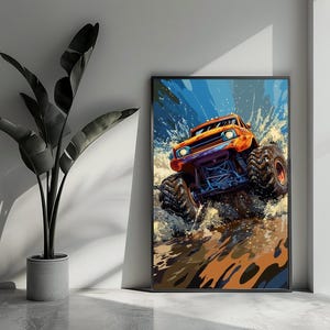 Op de afbeelding: Ingelijste illustratie van een oranje monstertruck met grote banden, spattend water, tegen een blauwe lucht. Het kunstwerk leunt tegen een witte muur naast een plant in een pot.