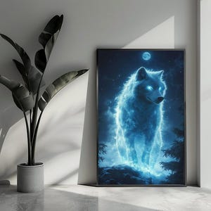 Könnte beinhalten: Ein blauer Wolf mit leuchtendem Fell steht in einem schneebedeckten Wald. Der Wolf blickt den Betrachter an und hat den Kopf leicht zur Seite geneigt. Die Augen des Wolfes leuchten blau. Der Hintergrund ist dunkelblau mit einigen weißen Sternen.