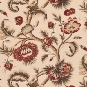 Może przedstawiać: Kremowa tkanina z powtarzającym się wzorem kwiatowym. Wzór przedstawia stylizowane kwiaty w odcieniach czerwieni i brązu, z zielonymi liśćmi i łodygami. Ogólna estetyka przypomina tkaniny vintage.