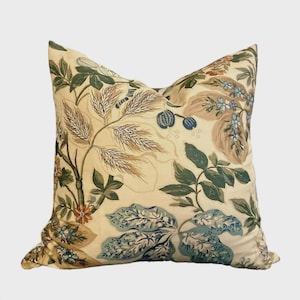 Może przedstawiać: Zestaw trzech ceramicznych kubków z nakrapianym, matowym wykończeniem. Kubki są w odcieniach kremu, jasnego brązu i ciemnego brązu. Każdy kubek ma prosty, minimalistyczny design i zaokrąglony uchwyt.