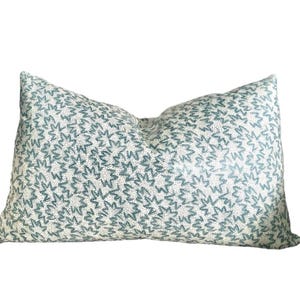 Capa de almofada de algodão azul chintz Claremont Nathalie de um lado, venda final