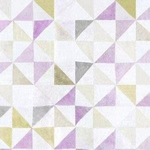Op de afbeelding: Abstracte geometrische patroonstof met een witte achtergrond en driehoeken in tinten van paars, beige en grijs.