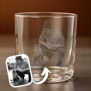 Peut inclure: Un verre clair grav&eacute; avec une image d&eacute;taill&eacute;e d'une personne et d'un chien. L'image est un rendu en niveaux de gris d'un homme accroupi pour interagir avec un chien. Une petite image ins&eacute;r&eacute;e montre la photo originale.