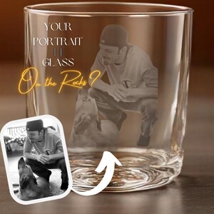 Peut inclure: Un verre &agrave; whisky transparent avec un portrait personnalis&eacute; d'une personne et d'un chien. Le texte "YOUR PORTRAIT ON GLASS" et "On the Rocks?" sont affich&eacute;s. Une petite image du portrait est dans le coin inf&eacute;rieur gauche.