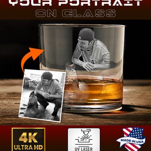 Peut inclure: Un verre &agrave; whisky avec un portrait d'homme grav&eacute;, rempli de liquide ambr&eacute; et de glace. Les mots "YOUR PORTRAIT ON GLASS" sont en haut. Une petite photo de l'homme est &agrave; c&ocirc;t&eacute; du verre. L'image comprend &eacute;galement les logos "4K ULTRA HD", "UV LASER ENGRAVED" et "MADE IN USA".