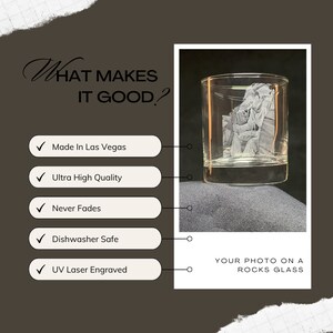 Peut inclure: Un verre &agrave; whisky transparent avec une image grav&eacute;e &agrave; l'int&eacute;rieur. Le texte "YOUR PHOTO ON A ROCKS GLASS" est visible. Le texte suppl&eacute;mentaire met en &eacute;vidence les caract&eacute;ristiques : Fabriqu&eacute; &agrave; Las Vegas, Ultra Haute Qualit&eacute;, Ne se d&eacute;colore jamais, Va au lave-vaisselle et Grav&eacute; au laser UV.