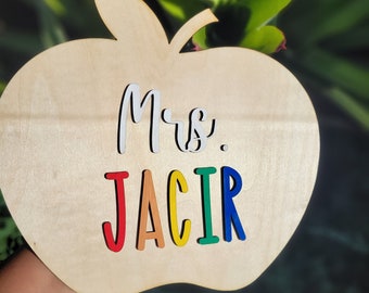 Personalisiertes Namensschild für Lehrer, Holzapfel, Name des Lehrers, Geschenk für Lehrer, Jahresendegeschenk, Schulanfang